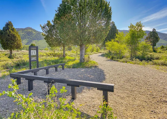 Retreat W/ Mountain Views - Near Trails! Apartment *