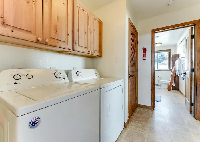 Apartment Retreat W/ Mountain Views - Near Trails!