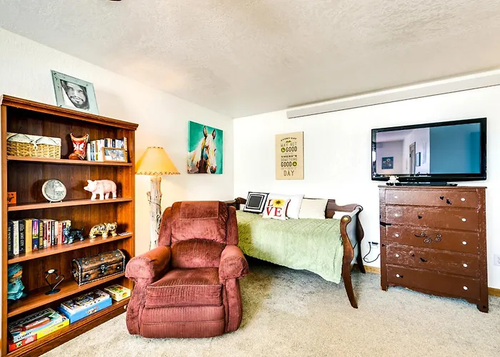 Retreat W/ Mountain Views - Near Trails! Apartment