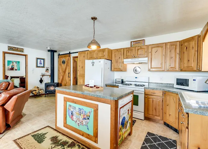 Apartment Retreat W/ Mountain Views - Near Trails!