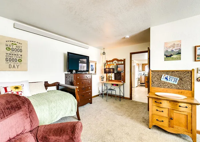 Retreat W/ Mountain Views - Near Trails! Apartment